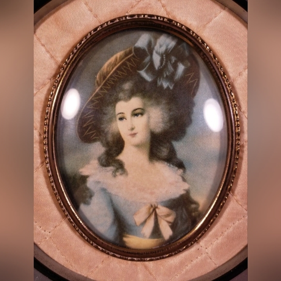 Set of 2 Vintage Cameo Creation Portraits in Convex Bubble Glass Frames with Sat - Picture 6 of 12